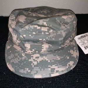 Men’s camo hat.